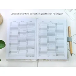 Wochenkalender & Terminplaner 2026 | A5 Hardcover Leinen | viele Extras | personalisiert veredelt Golddruck
