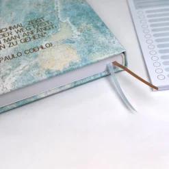 Wochenkalender & Terminplaner 2026 A5 Hardcover Wochenübersicht | Tagebuch | personalisiert hellblau sturkturiert