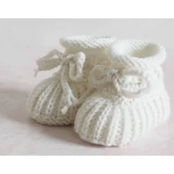 wollweiße Babyschuhe, 0-3 Monate, gestrickt, aus Wolle, in Patentmuster