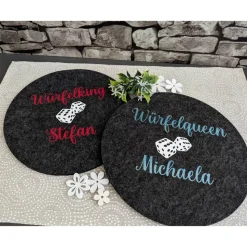 Würfelunterlage aus Filz personalisiert - rund oder quadratisch - verschiedene Motive