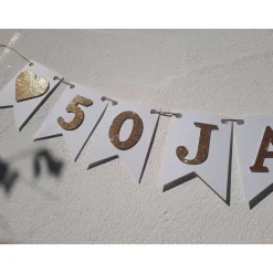 Wunderschöne Girlande zur Goldenen Hochzeit in Weiß und Gold