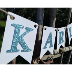 Wunderschöne Girlande zur Taufe mit Glitzereffekt personalisiert mit dem Namen des Taufkindes Namensgirlande in Hellblau