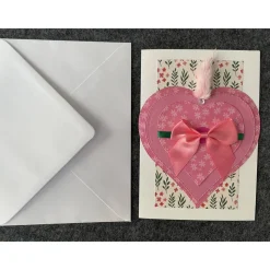 Wunderschöne Grußkarte, Handarbeit mit Umschlag, Motiv: Herz, Blumen, Schleife