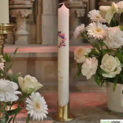 Wunderschöne handverzierte Taufkerze mit stilisiertem Lebensbaum und goldenem Kreuz, personalisierbar