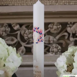 Wunderschöne handverzierte Taufkerze mit stilisiertem Lebensbaum und goldenem Kreuz, personalisierbar