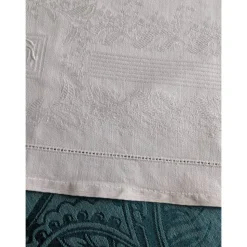 Wunderschöne kleine Tischdecke oder Mitteldecke mit Osterhase und Blütenzweig