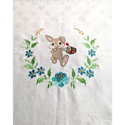 Wunderschöne kleine Tischdecke oder Mitteldecke mit Osterhase und Blütenzweig