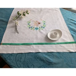 Wunderschöne kleine Tischdecke oder Mitteldecke mit Osterhase und Blütenzweig