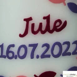 wunderschöne moderne Taufkerze mit Fischen, Satinband und Jutekordel in zartem Rosa und Violett für Mädchen