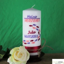 wunderschöne moderne Taufkerze mit Fischen, Satinband und Jutekordel in zartem Rosa und Violett für Mädchen