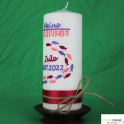 wunderschöne moderne Taufkerze mit Fischen, Satinband und Jutekordel in zartem Rosa und Violett für Mädchen