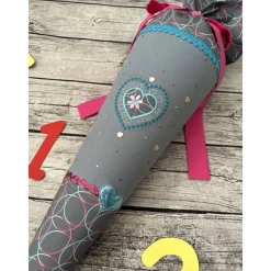 wunderschöne Schultüte / Zuckertüte aus Stoff in Grau mit Herzen und Glitzer