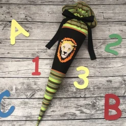 wunderschöne Schultüte / Zuckertüte aus Stoff in Grün, Schwarz und Orange mit Löwe
