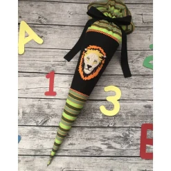 wunderschöne Schultüte / Zuckertüte aus Stoff in Grün, Schwarz und Orange mit Löwe