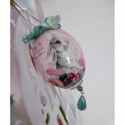 Wunderschönes dekoriertes Ei mit Schmuckstein und Dekoblüten