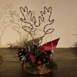 2x Rentierkopf aus Aluminiumdraht auf Baumscheibe. Liebevoll weihnachtlich dekoriert mit Led-Lichterkette. Handgefertigt