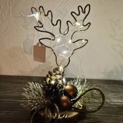 2x Rentierkopf aus Aluminiumdraht auf Baumscheibe. Liebevoll weihnachtlich dekoriert mit Led-Lichterkette. Handgefertigt