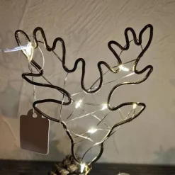 2x Rentierkopf aus Aluminiumdraht auf Baumscheibe. Liebevoll weihnachtlich dekoriert mit Led-Lichterkette. Handgefertigt