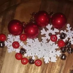 X-MAS Bastel-Deko-Sets 28 Teile Weihnachtskugeln Schneeflocken Schellen Perlen rot blau braun