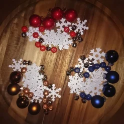 X-MAS Bastel-Deko-Sets 28 Teile Weihnachtskugeln Schneeflocken Schellen Perlen rot blau braun