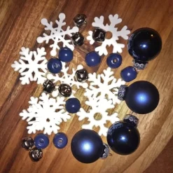 X-MAS Bastel-Deko-Sets 28 Teile Weihnachtskugeln Schneeflocken Schellen Perlen rot blau braun