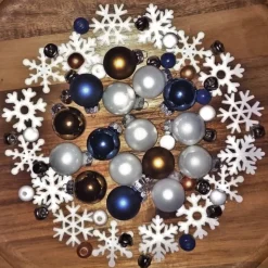 X-Mas Deko-Bastel-Set 64 Teile blau braun weiß Weihnachtskugeln Schneeflocken Glöckchen Holzperlen