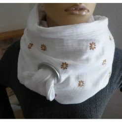 XXL Dreiecktuch  mit großer Öse / Musselin Double Gauze Weiß mit kleinn Blümchen/ Schaltuch / Halstuch/ Wickelschal