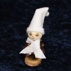 Zapfenwichtel mit weißem oder rotem Schal und weißer oder roter langer Mütze