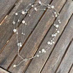 Zarte Brautkette aus vier Reihen Draht mit echten Perlen & Kristallen – Handgefertigter Schmuck für die Hochzeit