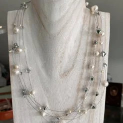 Zarte Brautkette aus vier Reihen Draht mit echten Perlen & Kristallen – Handgefertigter Schmuck für die Hochzeit