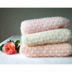 Zarte Brautstola aus Mohair ivory, Hochzeitsschal elfenbeinweiß, Lace-Tuch  für die Braut, Umschlagtuch Hochzeit