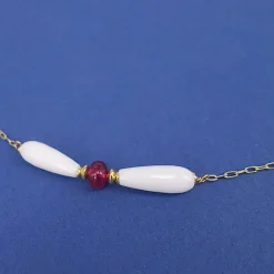Zarte Kette mit Rubin und weißem Chalcedon