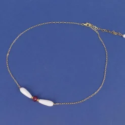 Zarte Kette mit Rubin und weißem Chalcedon