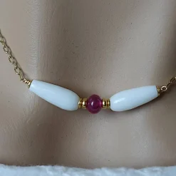 Zarte Kette mit Rubin und weißem Chalcedon
