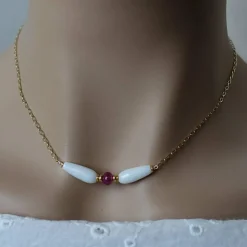 Zarte Kette mit Rubin und weißem Chalcedon