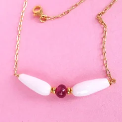 Zarte Kette mit Rubin und weißem Chalcedon