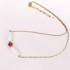 Zarte Kette mit Rubin und weißem Chalcedon