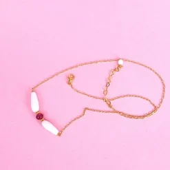 Zarte Kette mit Rubin und weißem Chalcedon