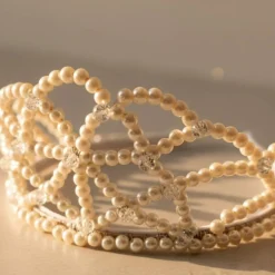 Zarte Perlen-Tiara für Bräute – Ivory Dream Hochzeitsschmuck mit Kristallakzenten