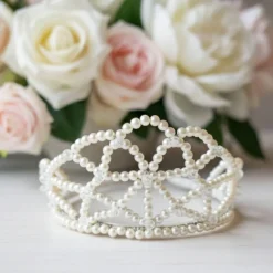 Zarte Perlen-Tiara für Bräute – Ivory Dream Hochzeitsschmuck mit Kristallakzenten