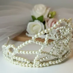 Zarte Perlen-Tiara für Bräute – Ivory Dream Hochzeitsschmuck mit Kristallakzenten