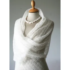 Zarter Brautschal aus Kid-Mohair in Ivory, sommerliche Hochzeit-Stola, duftiges Tuch