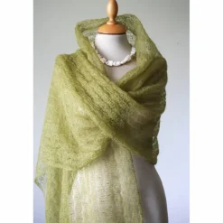 Zartes Mohair-Tuch in Olivgrün, Lace-Schal gestrickt für Trachtenhochzeit, elegantes Umschlagtuch, leichte Stola