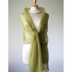 Zartes Mohair-Tuch in Olivgrün, Lace-Schal gestrickt für Trachtenhochzeit, elegantes Umschlagtuch, leichte Stola
