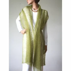 Zartes Mohair-Tuch in Olivgrün, Lace-Schal gestrickt für Trachtenhochzeit, elegantes Umschlagtuch, leichte Stola