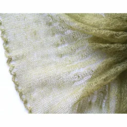Zartes Mohair-Tuch in Olivgrün, Lace-Schal gestrickt für Trachtenhochzeit, elegantes Umschlagtuch, leichte Stola