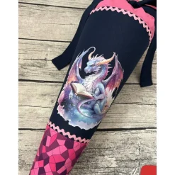 zauberhafte Schultüte / Zuckertüte mit Drache der ein Buch liest in Pink Blau