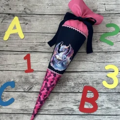 zauberhafte Schultüte / Zuckertüte mit Drache der ein Buch liest in Pink Blau