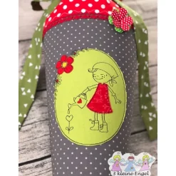 zauberhafte Schultüte in Rot /grau/ grün mit Mädchen / Gärtnerin mit Blumen und Gießkanne