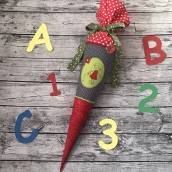 zauberhafte Schultüte in Rot /grau/ grün mit Mädchen / Gärtnerin mit Blumen und Gießkanne